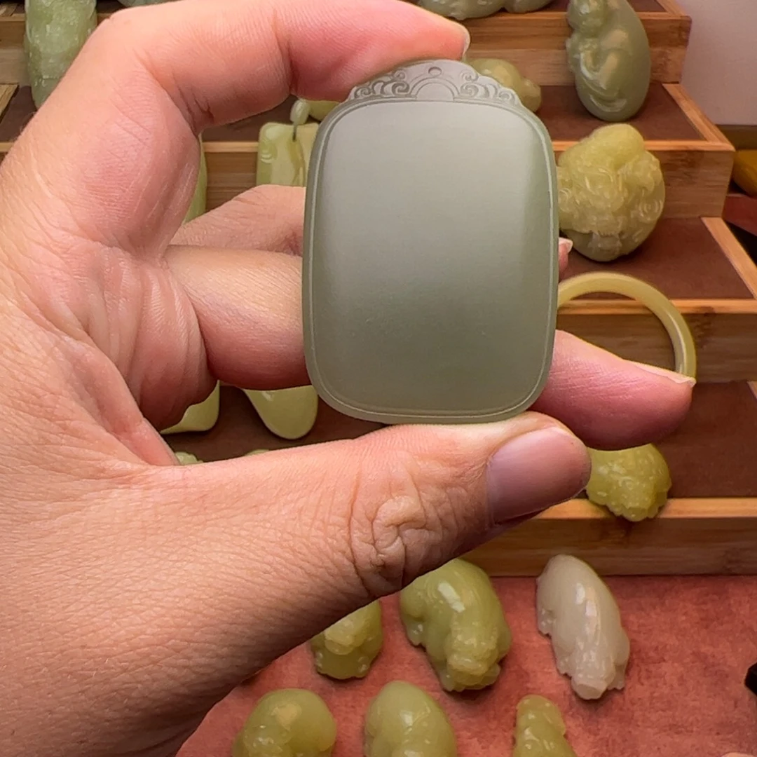老***张和田玉（黄玉）未镶嵌颈饰