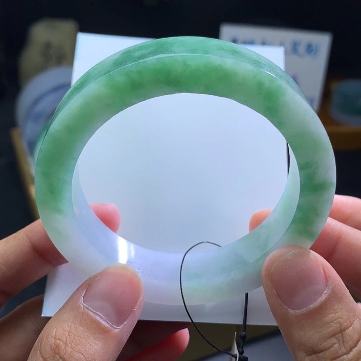 定制翡翠未镶嵌翡翠手镯