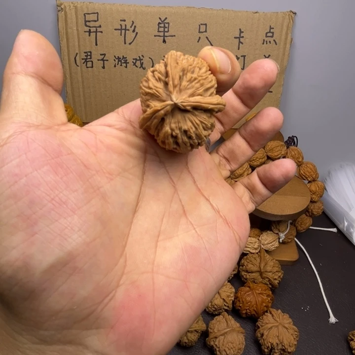 快***恼吊坠桃核白狮子三棱