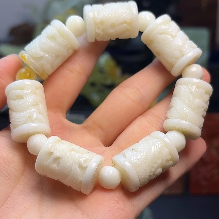 蛇纹石玉未镶嵌颈饰面*