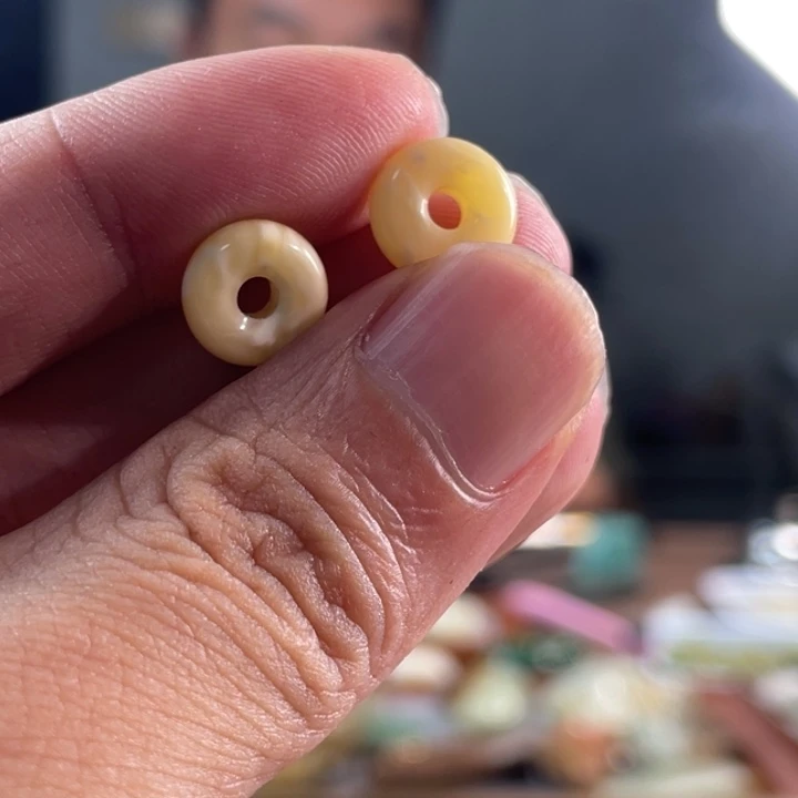 未镶嵌颈饰琥珀环一对