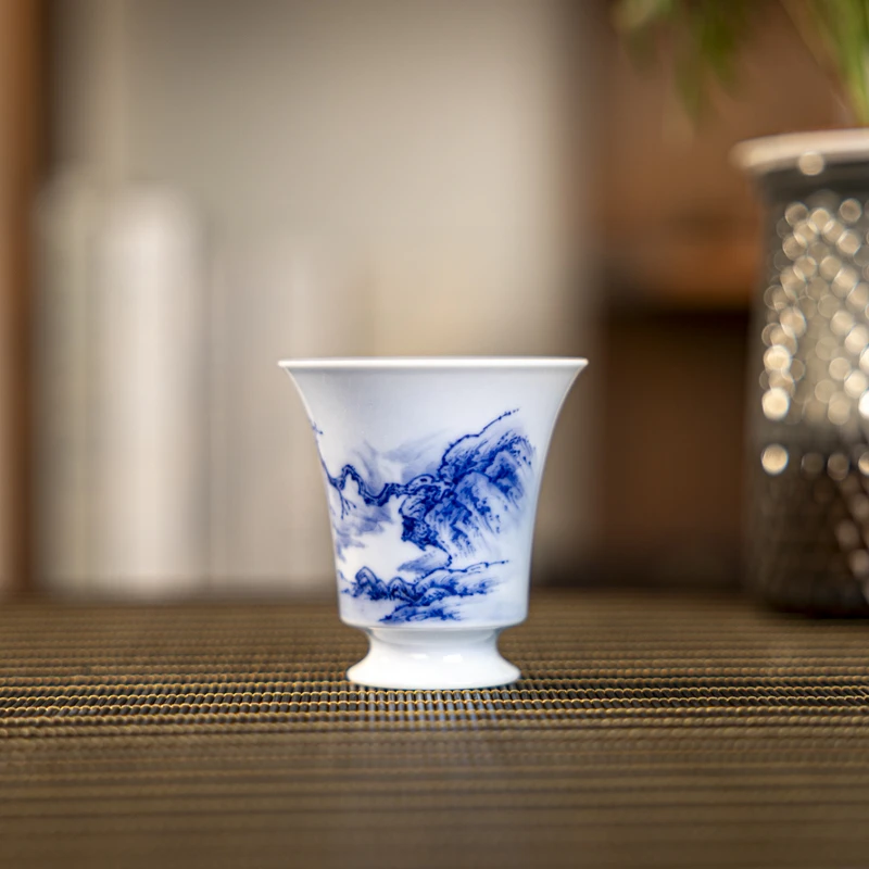 【小乔赏瓷】景德镇手工手绘画堂春蓝上蓝马远山水撇口杯htc1494