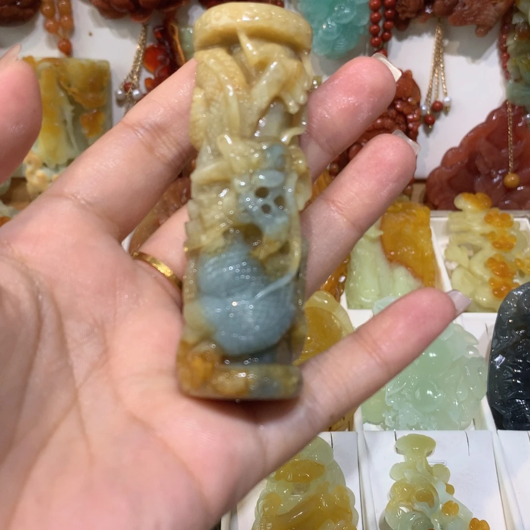 凤***女未镶嵌蛇纹石玉颈饰