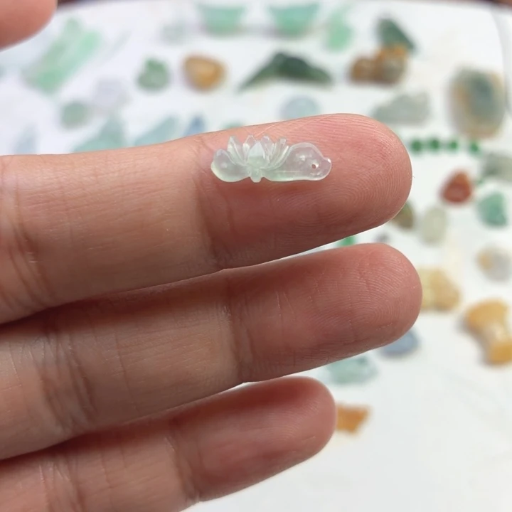 翡翠未镶嵌颈饰荷花