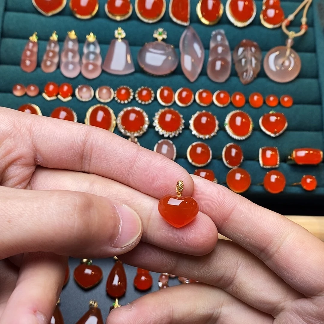 南红玛瑙18K金镶嵌颈饰