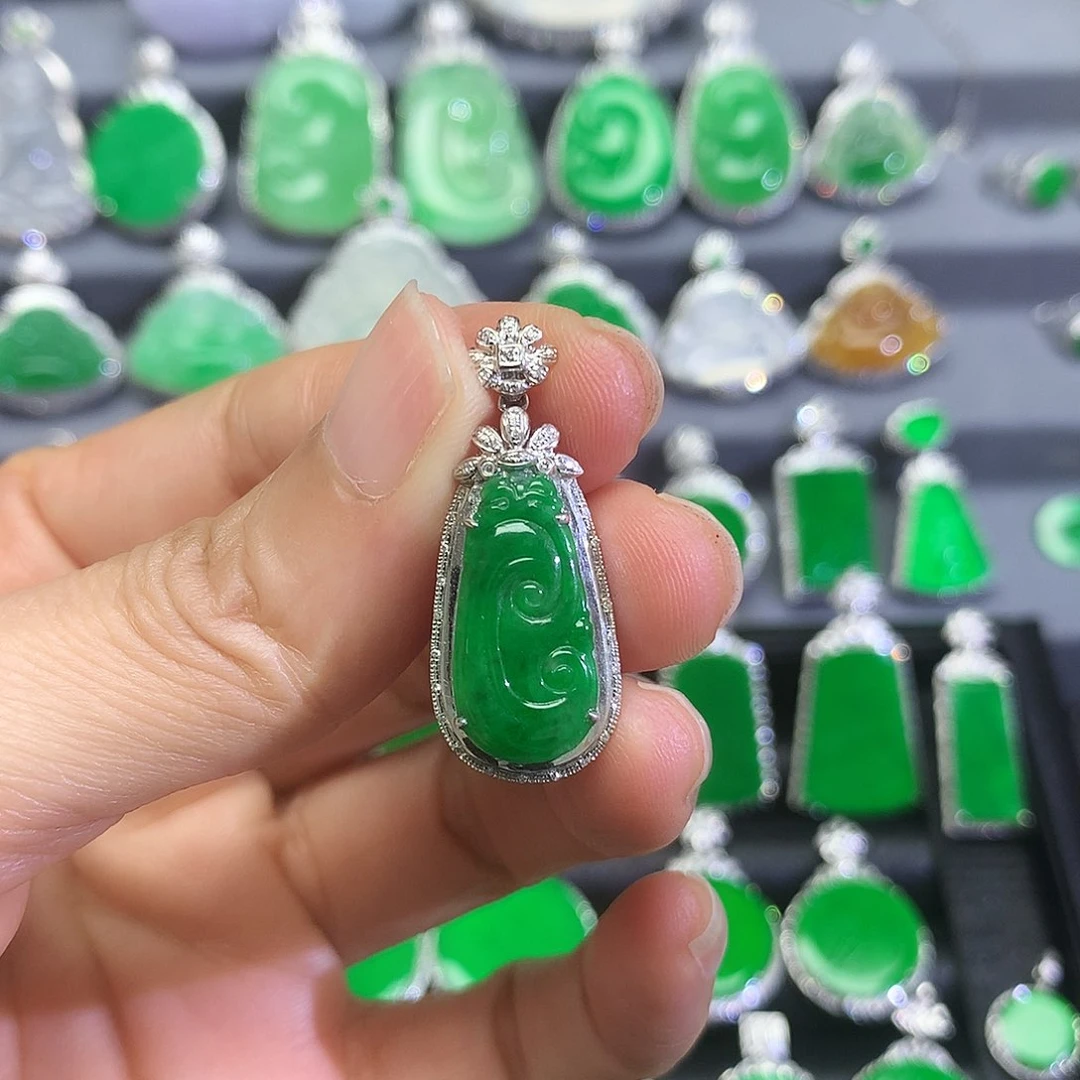 翡翠18K金镶嵌颈饰吉*饼吊坠