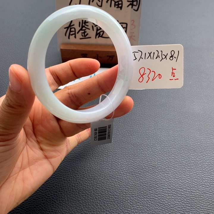 翡翠手镯未镶嵌翡翠手镯