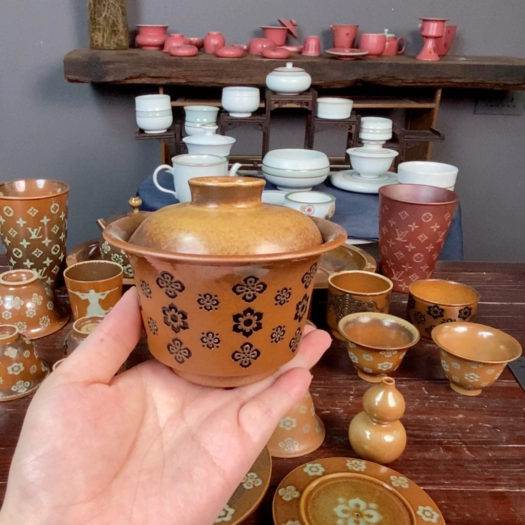 朱砂胎草木灰宝相花纹 盖碗 悬停