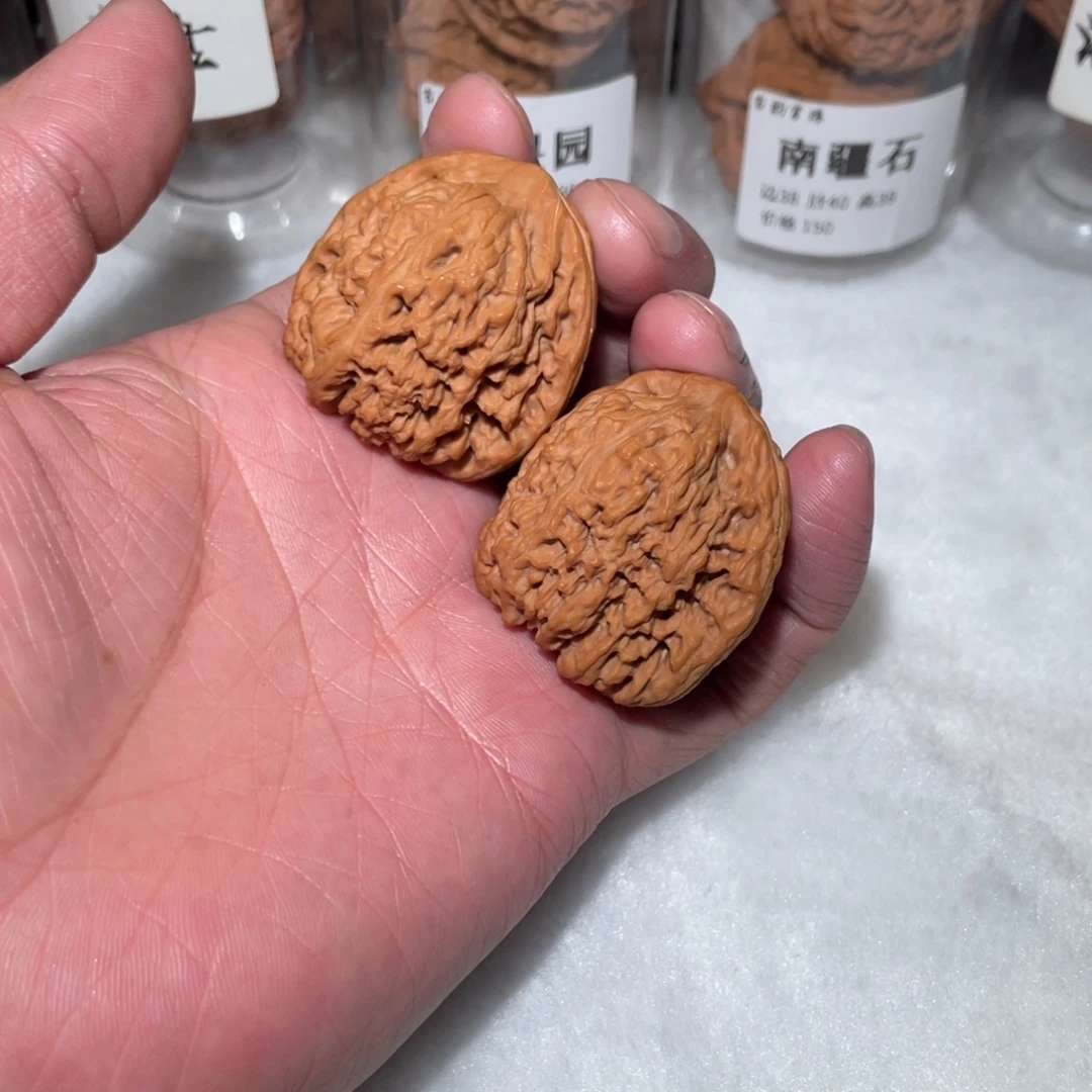 古韵掌珠南疆石把件