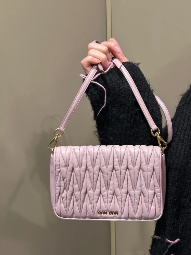 95新 MIU MIU/缪缪 时尚粉紫褶皱斜挎包
