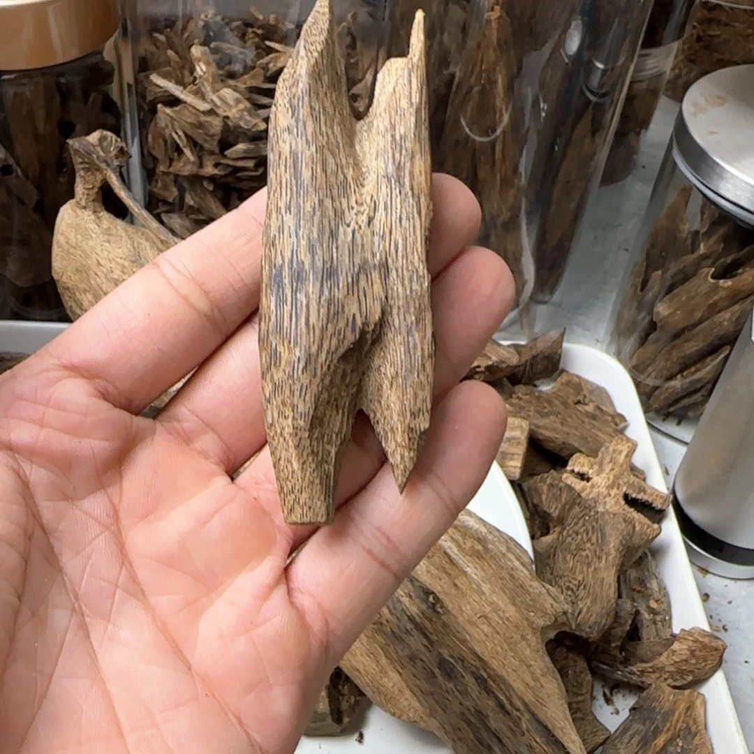 沉香沉香碎屑乌身手把件