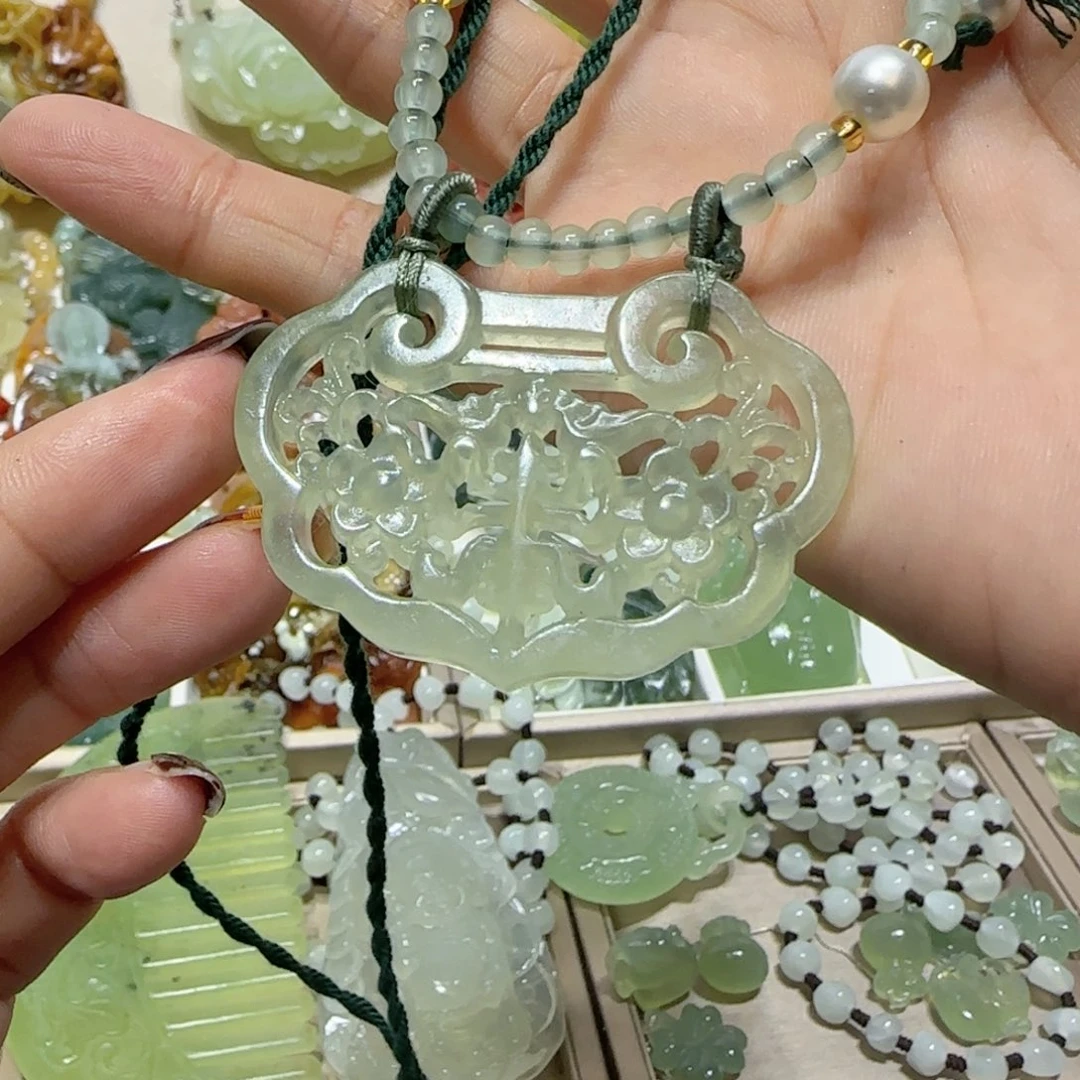 未镶嵌蛇纹石玉吊坠