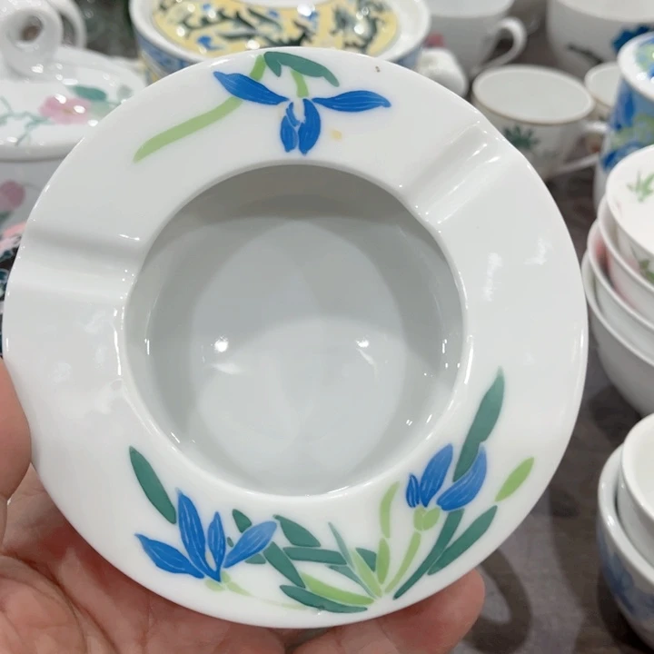 杯釉下五彩的瓷器和瓷器