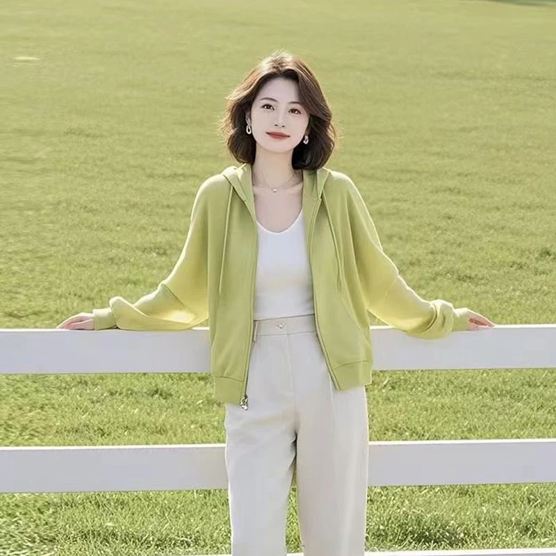 2025年开春超火减龄独特漂亮小个子休闲百搭洋气慵懒风绿色外套女