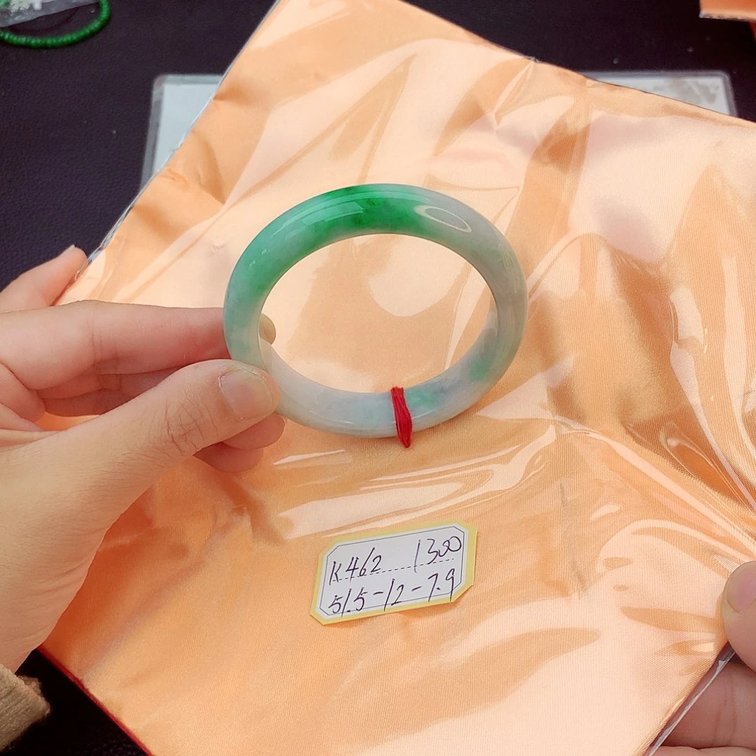 翡翠手镯未镶嵌翡翠