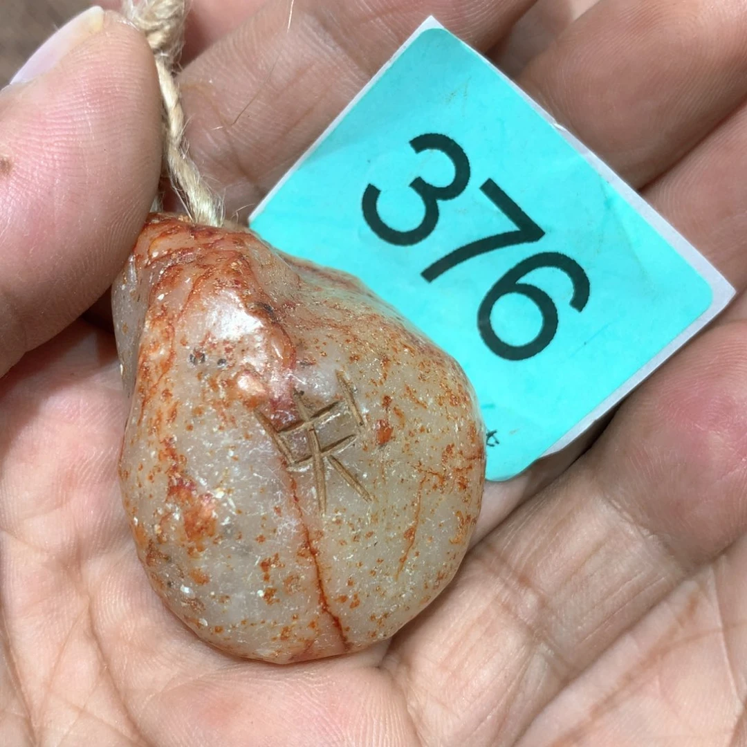 透闪石-蛇纹石玉未镶嵌颈饰