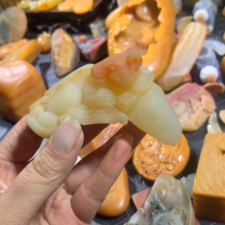 石英质玉（黄龙玉）未镶嵌颈饰