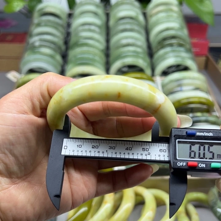 蛇纹石玉未镶嵌手镯65