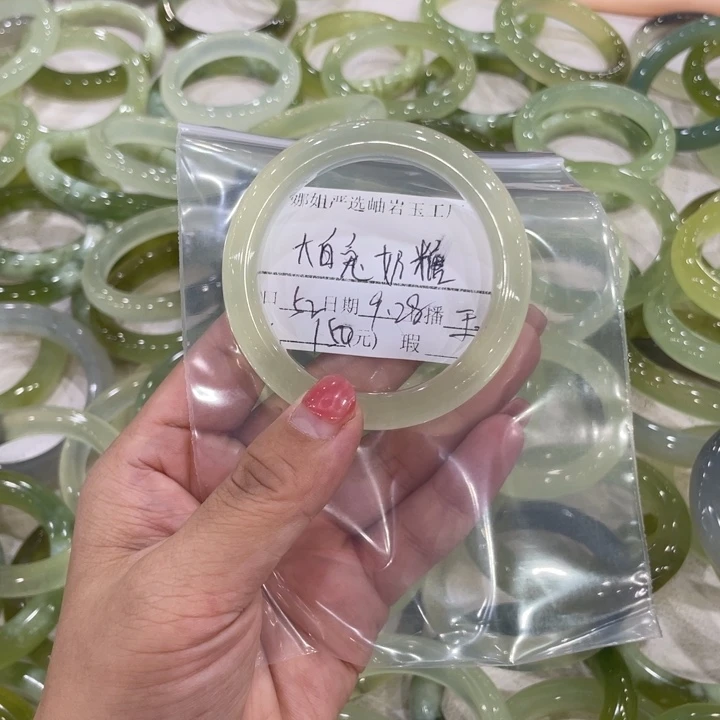 未镶嵌蛇纹石玉手镯大****?