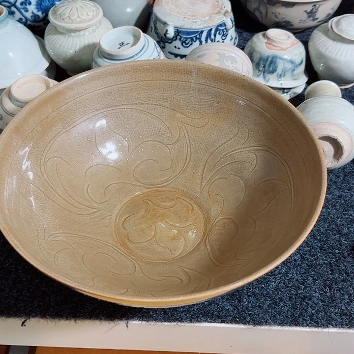 碗?**座青黄釉文的一个碗