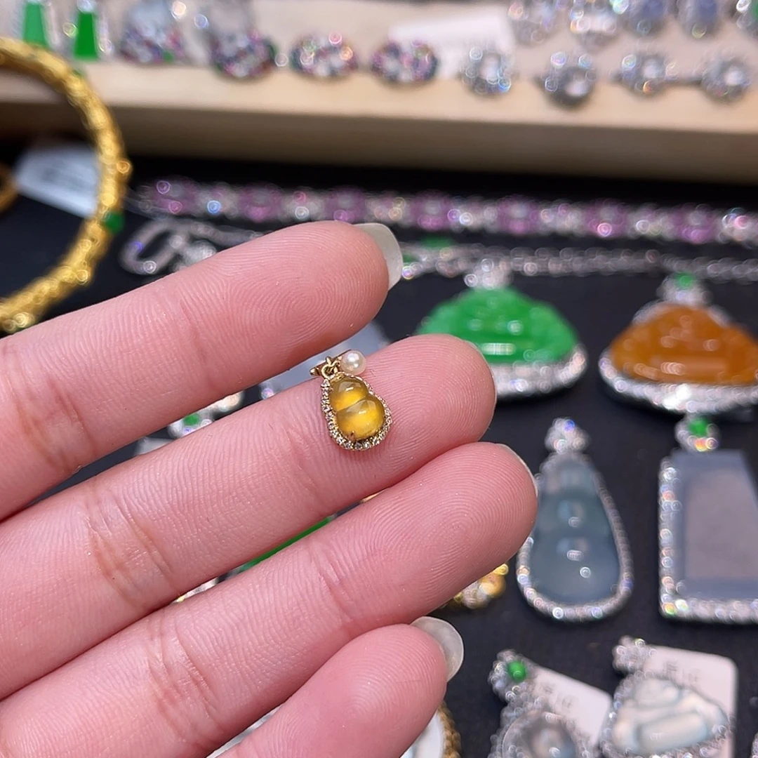 颈饰18K金镶嵌翡翠葫芦