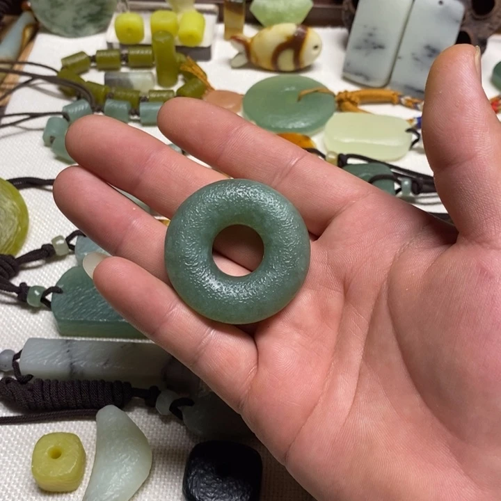 苟***王蛇纹石玉未镶嵌颈饰