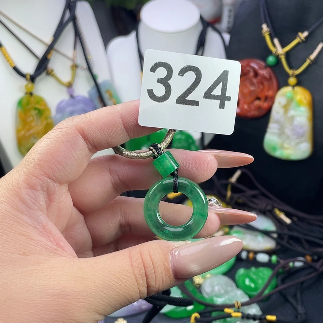 翡翠未镶嵌吊坠(赠链)