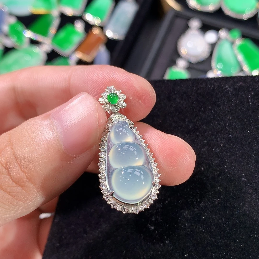 翡翠18K金镶嵌颈饰