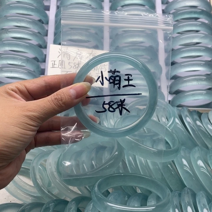 小***王石英质玉未镶嵌手镯