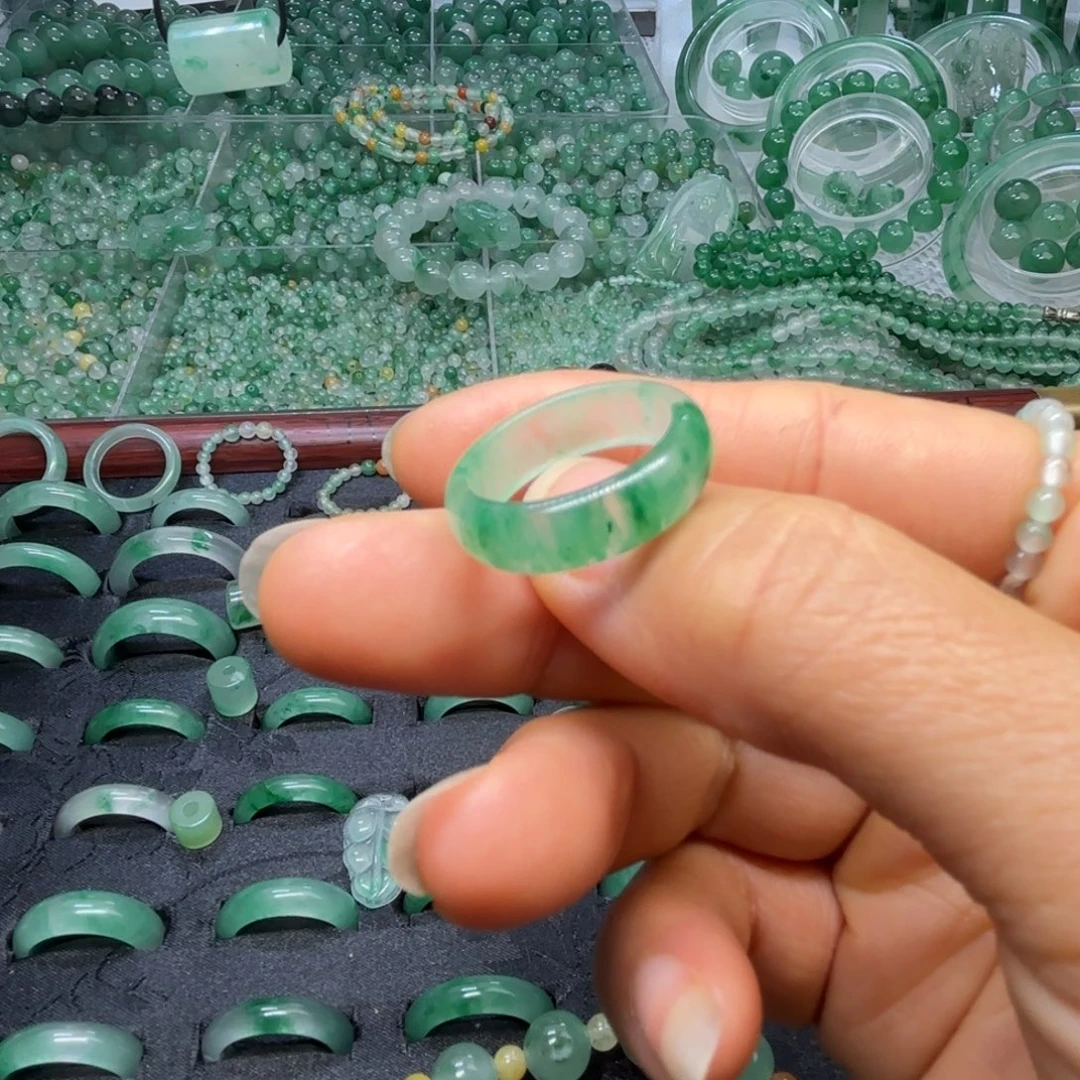 石英质玉（非洲翠）未镶嵌散珠冰飘花戒指