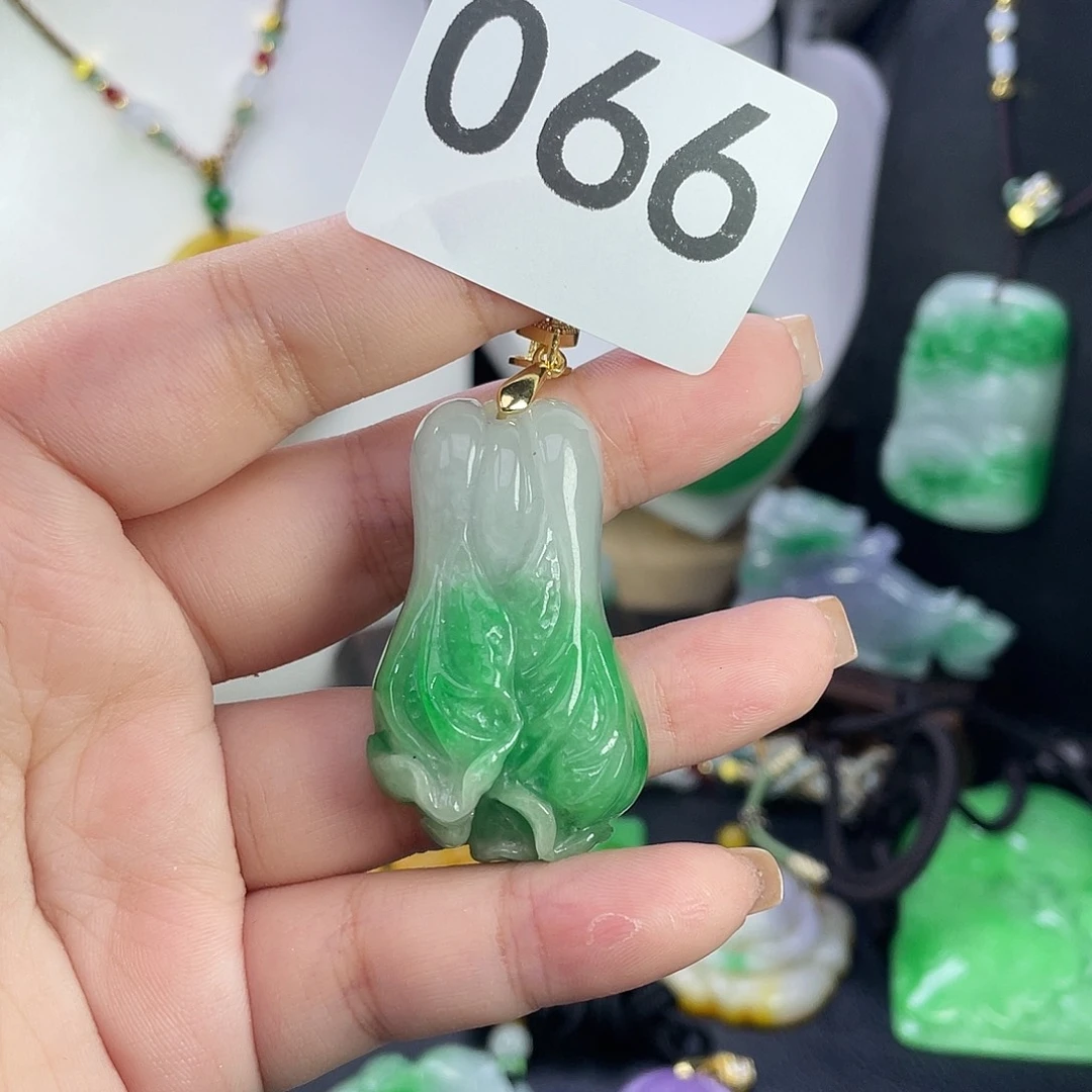 翡翠未镶嵌吊坠(赠链)