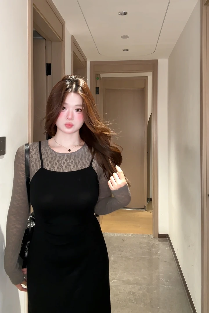 微胖mm透视假两件连衣裙2025年秋季新款法式女圆领显瘦修身喇叭袖
