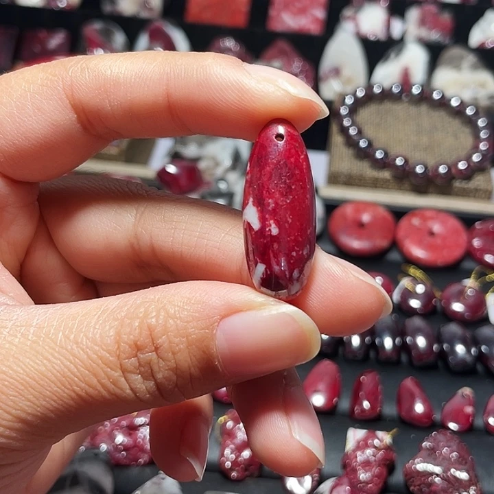 天然辰砂原矿吊坠11.7克