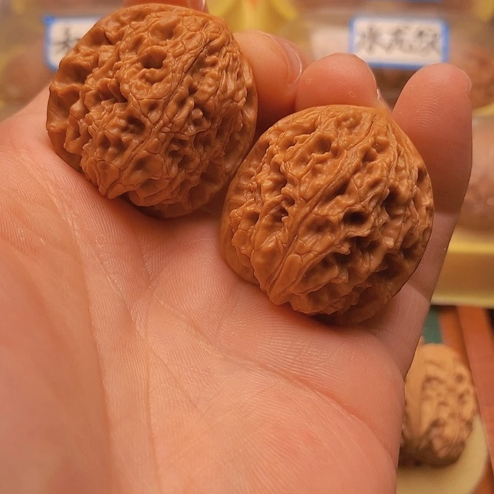 文玩核桃把件36红皮水龙纹