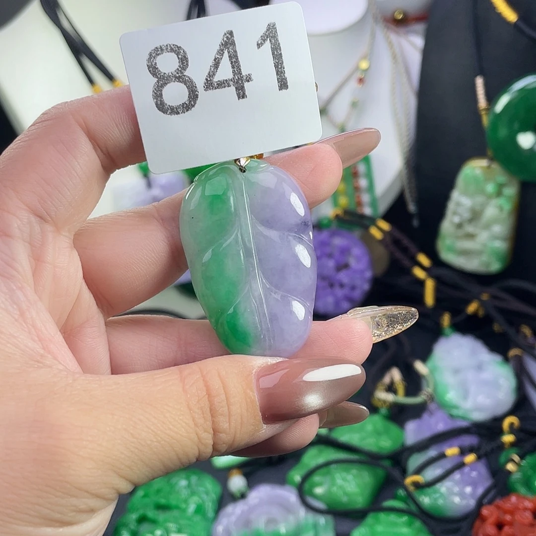 翡翠未镶嵌吊坠(赠链)