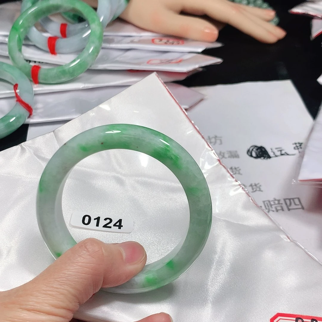 翡翠手镯未镶嵌天然缅甸A货翡翠手镯