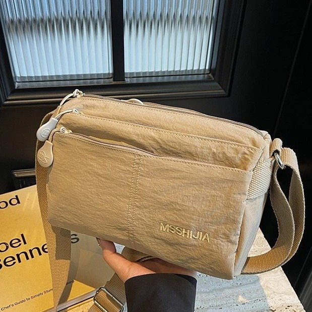 2025男女同款多层轻便防水休闲通勤百搭斜挎包单肩包简约小包包