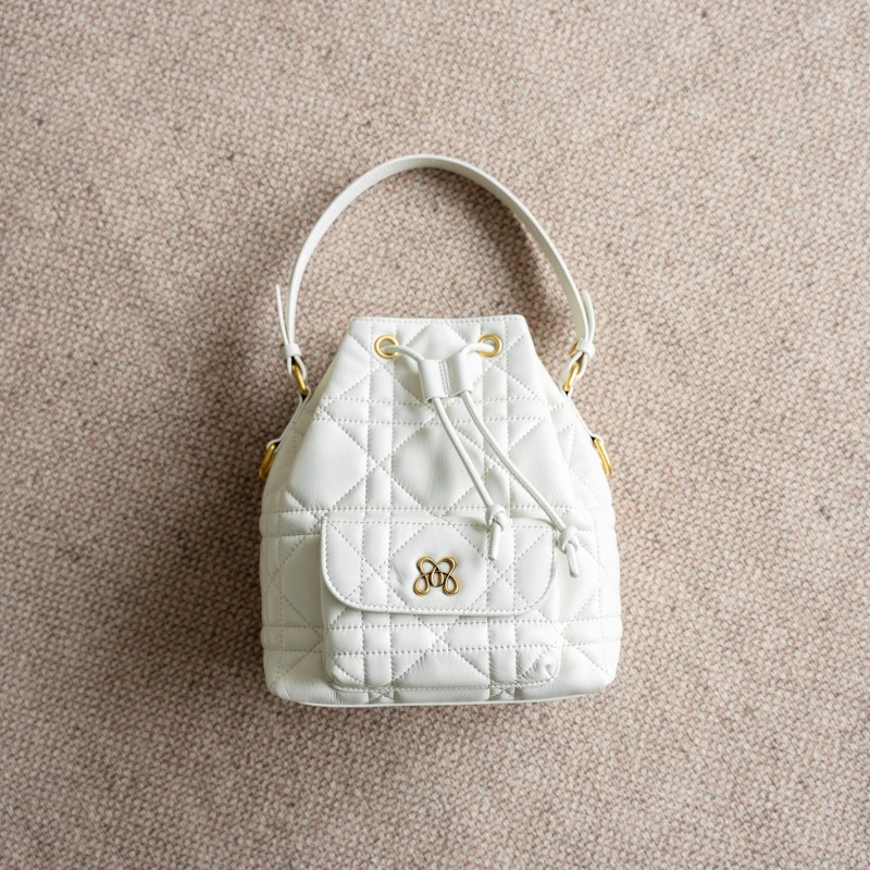 OMI/欧米2525年新款小香风显气质百搭水桶不过时包包