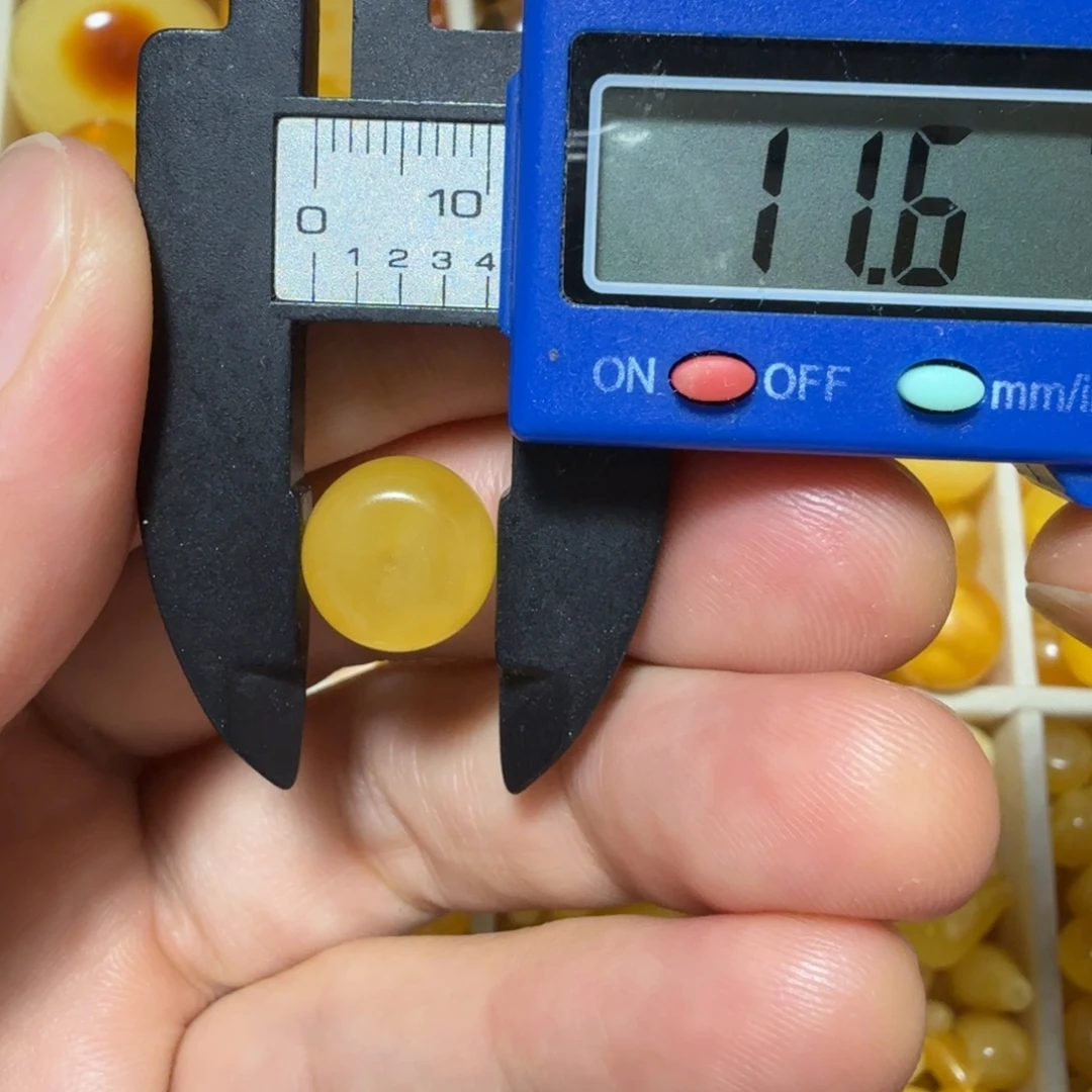 裸石琥珀未镶嵌成品
