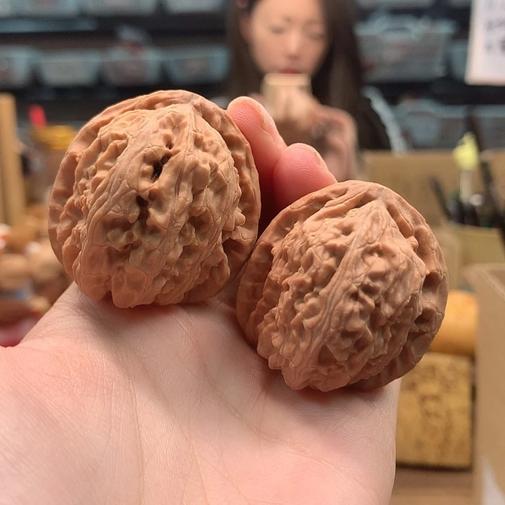 文玩核桃吊坠三角白