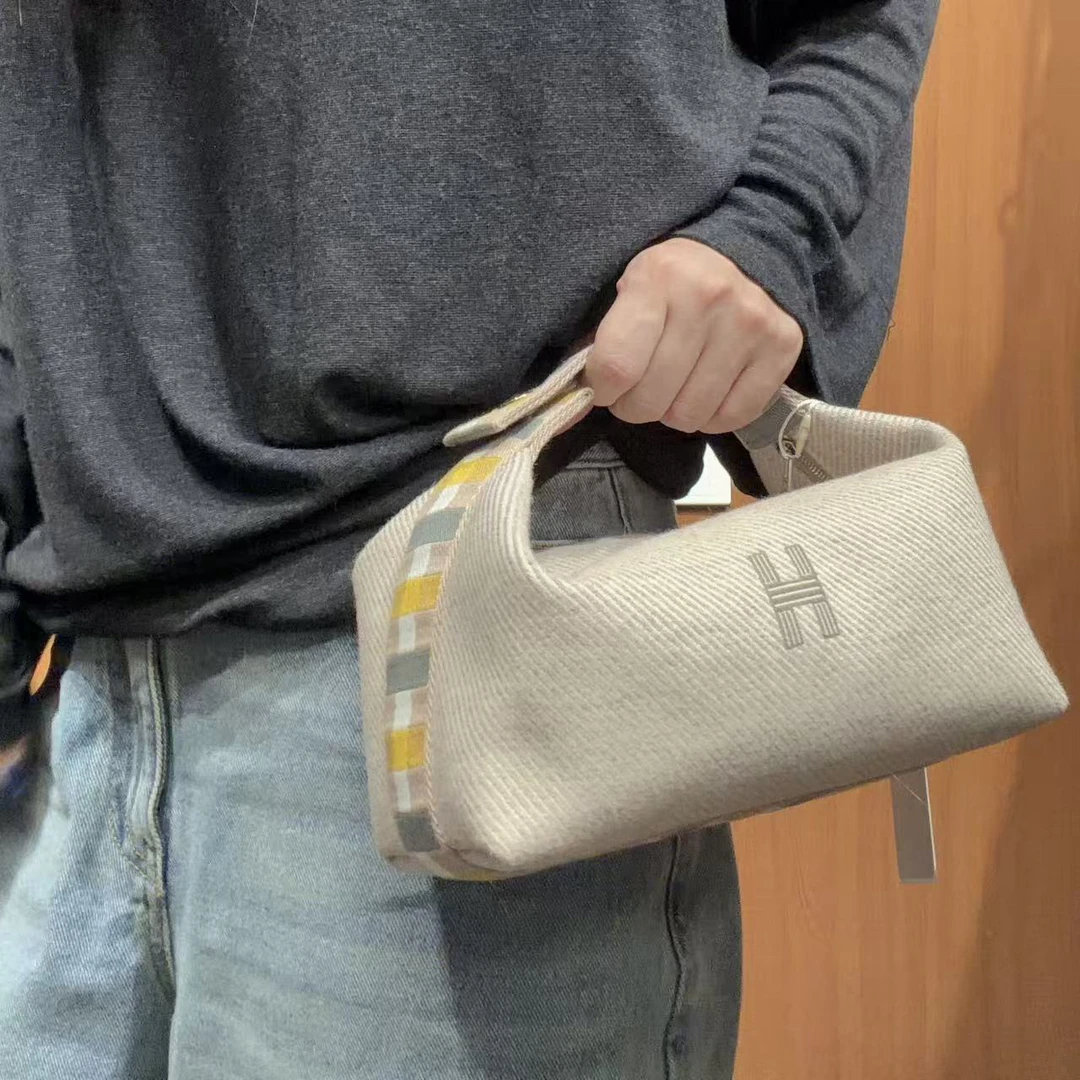 95新 Hermes/爱马仕 【蕾】 87 1041 燕麦色手拿包