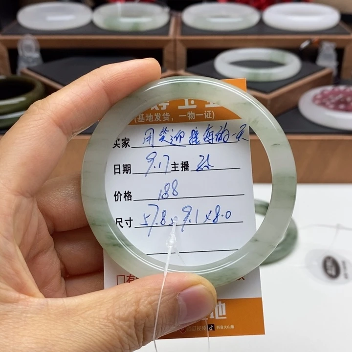 用***天未镶嵌手镯石英质玉