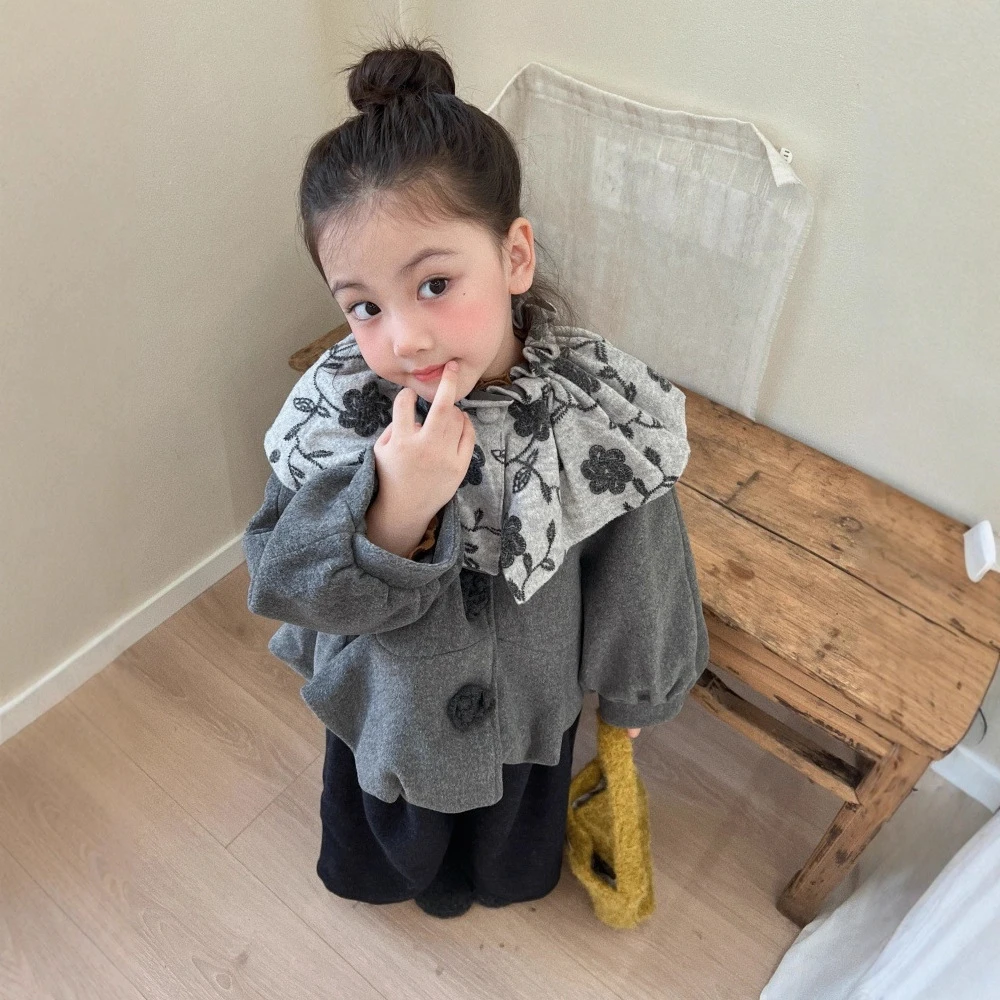 25女童冬装外套新款韩版女宝小众设计刺绣花瓣领夹棉加厚呢料大衣