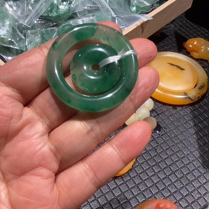 未镶嵌石英质玉（黄龙玉）颈饰