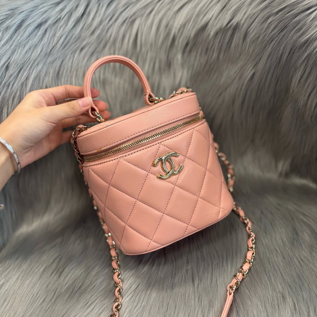 99新 Chanel/香奈儿 粉色金扣羊皮trendycc化妆盒有卡29开单肩