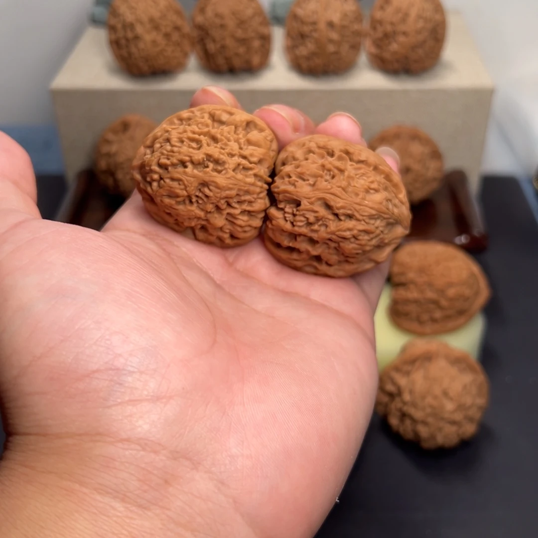 文玩核桃把件39.5拉丝凹底南疆石全品