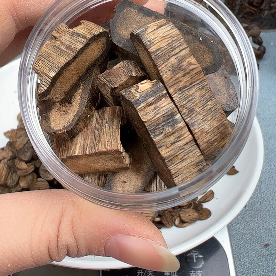 沉香木手把件莺歌绿奇楠边角料20克