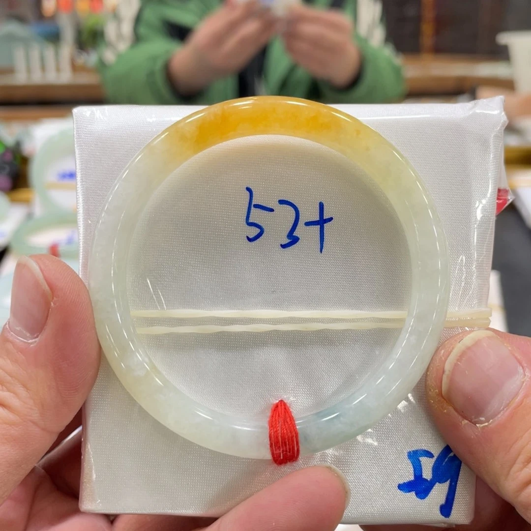 翡翠手镯未镶嵌乖**?翡翠