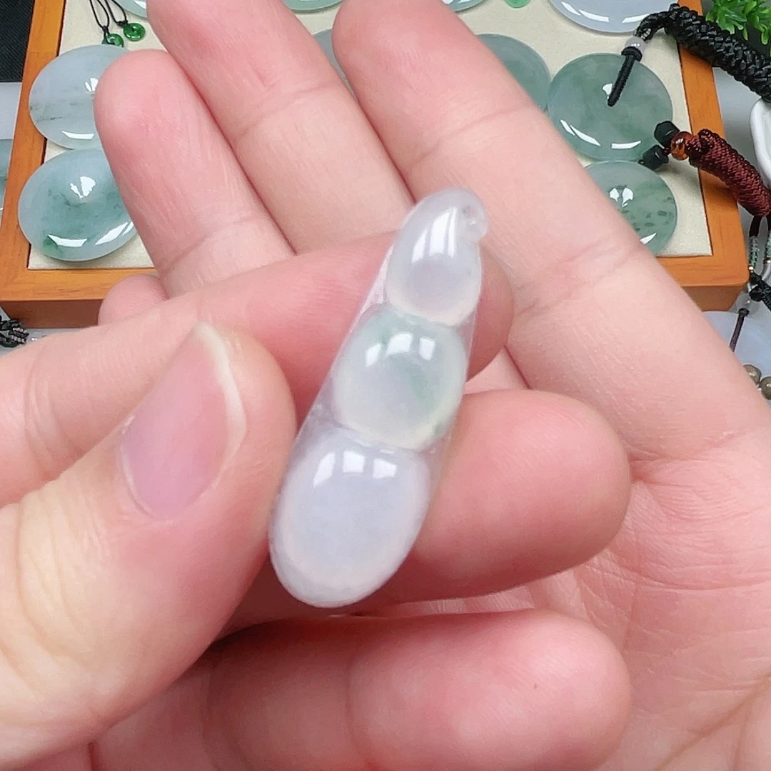 翡翠未镶嵌颈饰豆子