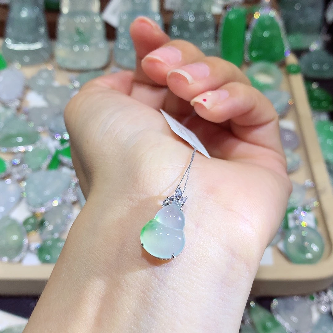 翡翠18K金镶嵌颈饰葫芦